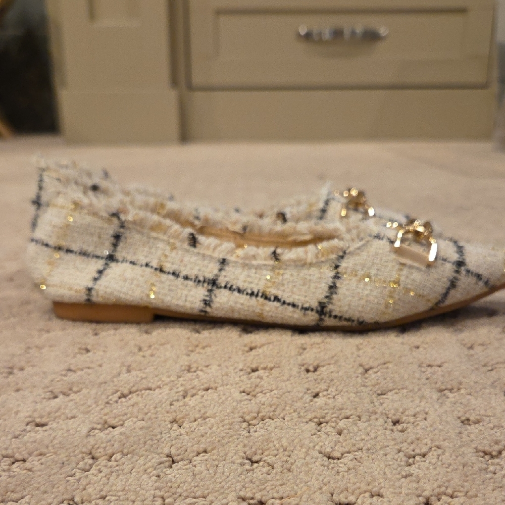 Elegant Cream and Black Flats with Tweed Texture - Picture 3 of 5
